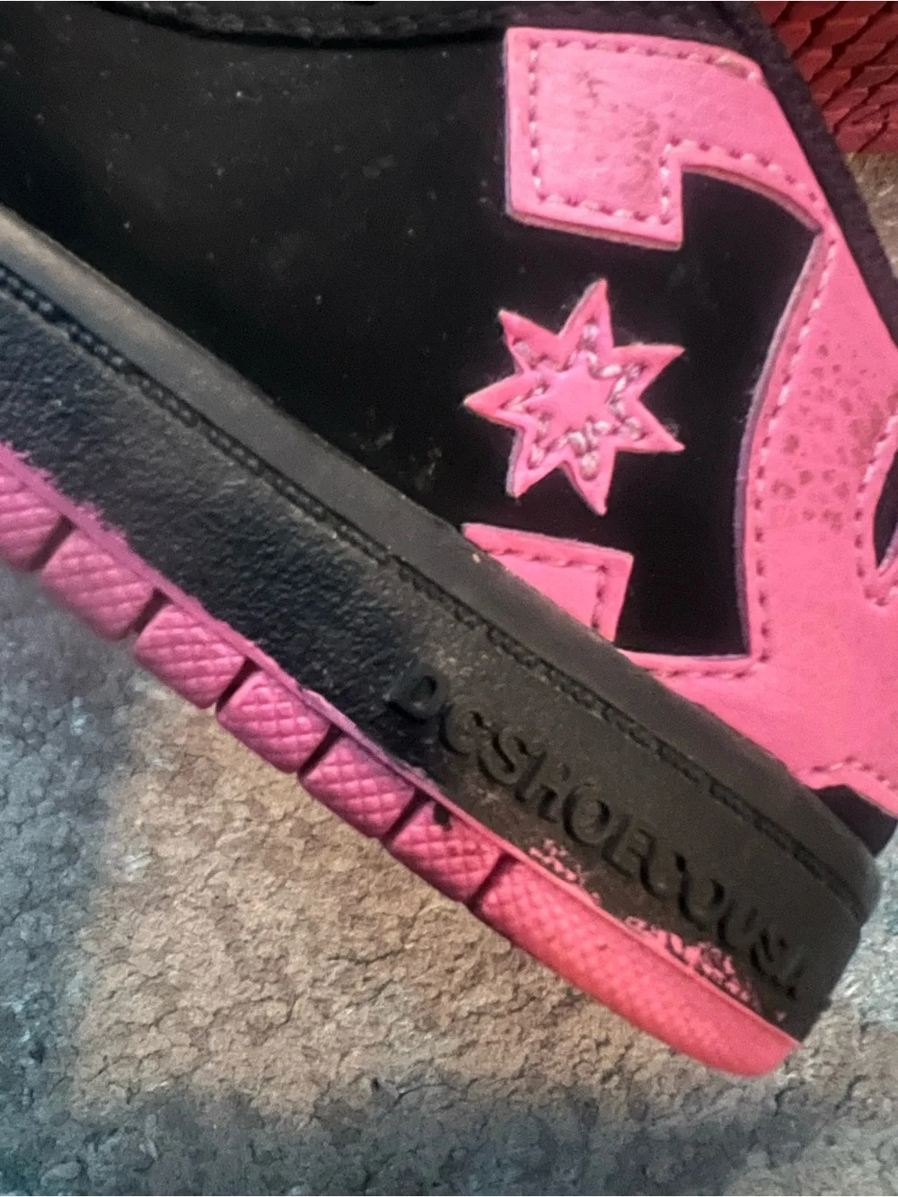 DC shoes Kids size 13 black Sneakers with Pink Logo Accents Y2K used good.